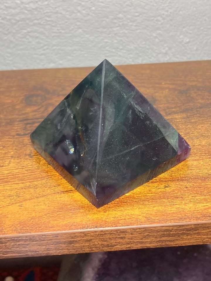 🔥 Pirámide de Fluorita Natural Multicolor