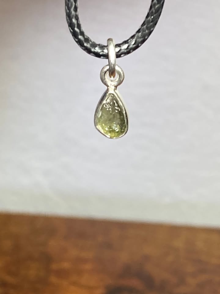 📿 Dije Moldavita montada en Plata 925