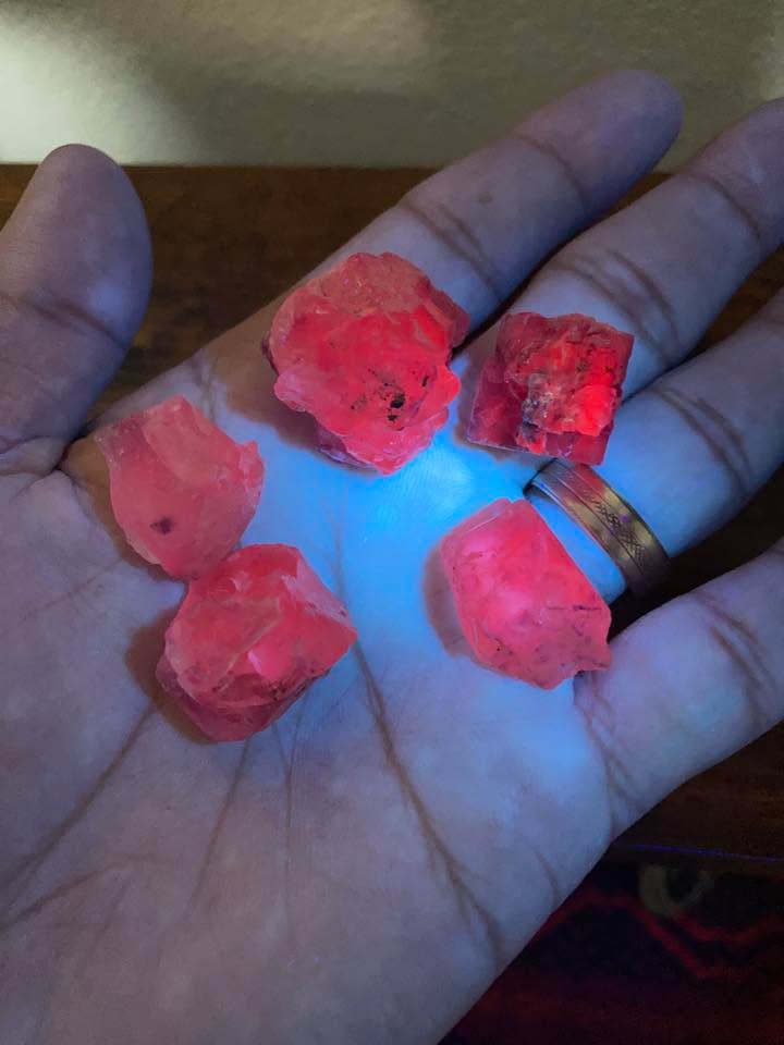 PROMO Pack 5 fluoritas (Fuerte fluorescencia rojo bajo luz UV)