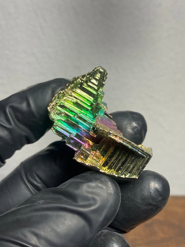 💎 Bismuto cristal arcoíris — estructura geométrica natural