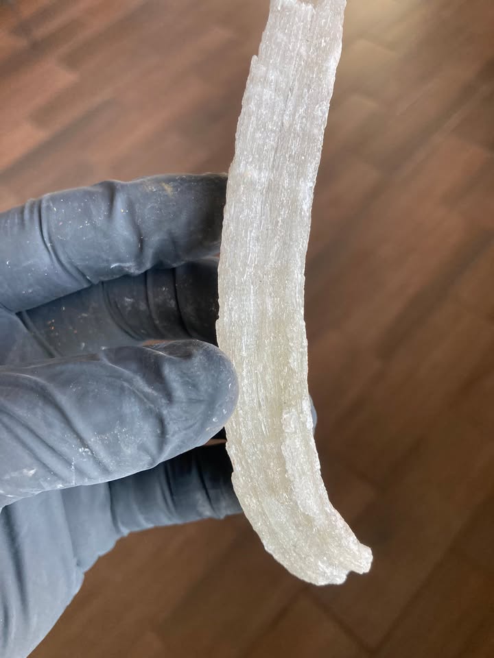 🌙 Selenita natural en forma curva