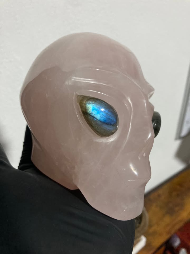 Alíen tallado en Cuarzo Rosa y Ojo de Labradorita
