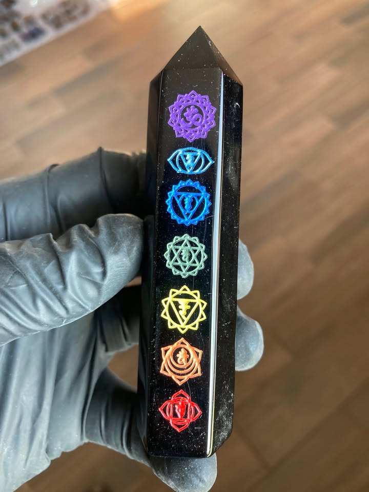 Torre de Obsidiana con 7 Chakras