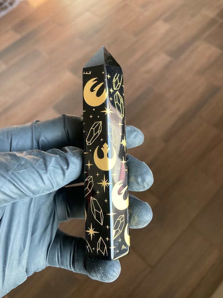 Torre de Obsidiana con Grabado Astral y Diseño Sagrado