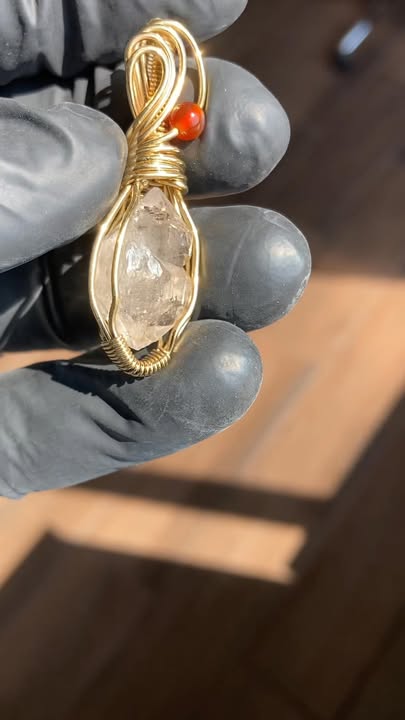 Dije con Herkimer engarzado en Tumbaga