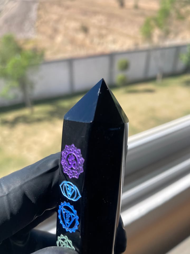 Torre de Obsidiana con los 7 Chakras
