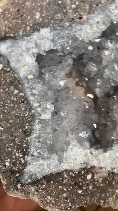 Geoda con Cristales de Cuarzo Blanco