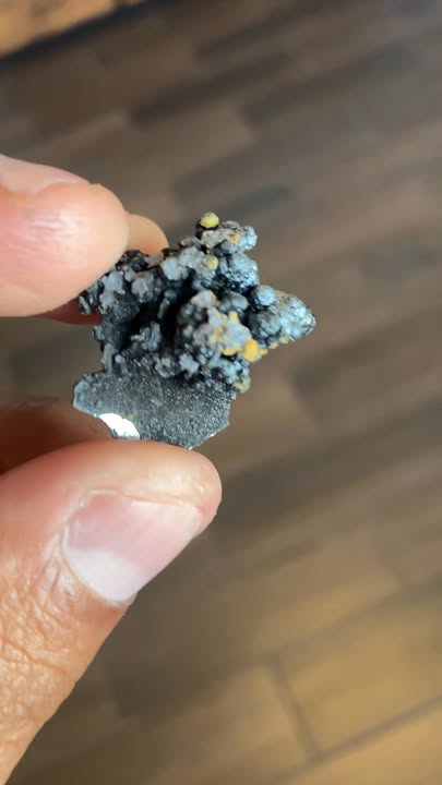 Goethita botroidal con brillo metálico natural