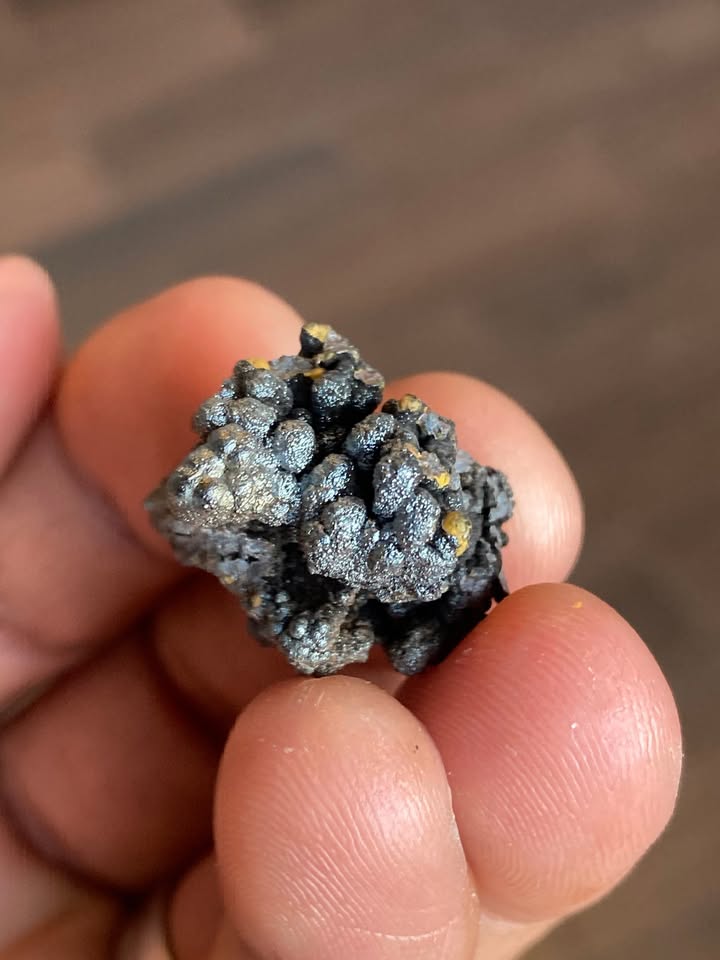 Goethita botroidal con brillo metálico natural