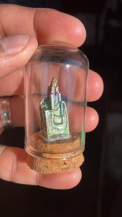 Bismuto en contenedor de cristal