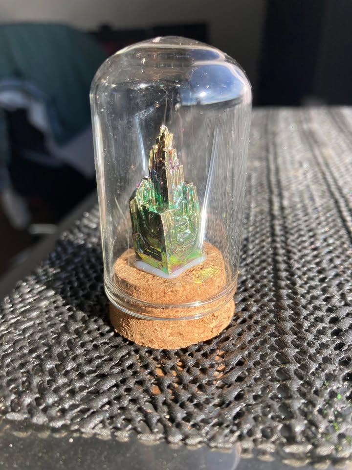 Bismuto en contenedor de cristal