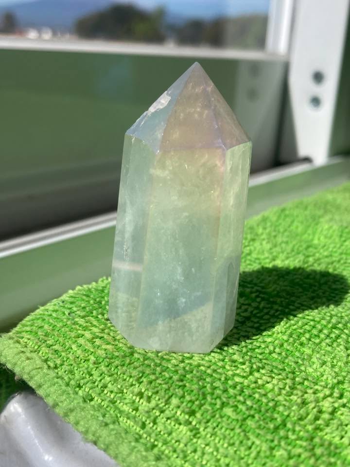 Torre de Cuarzo Aura (tratado con pigmentos minerales)