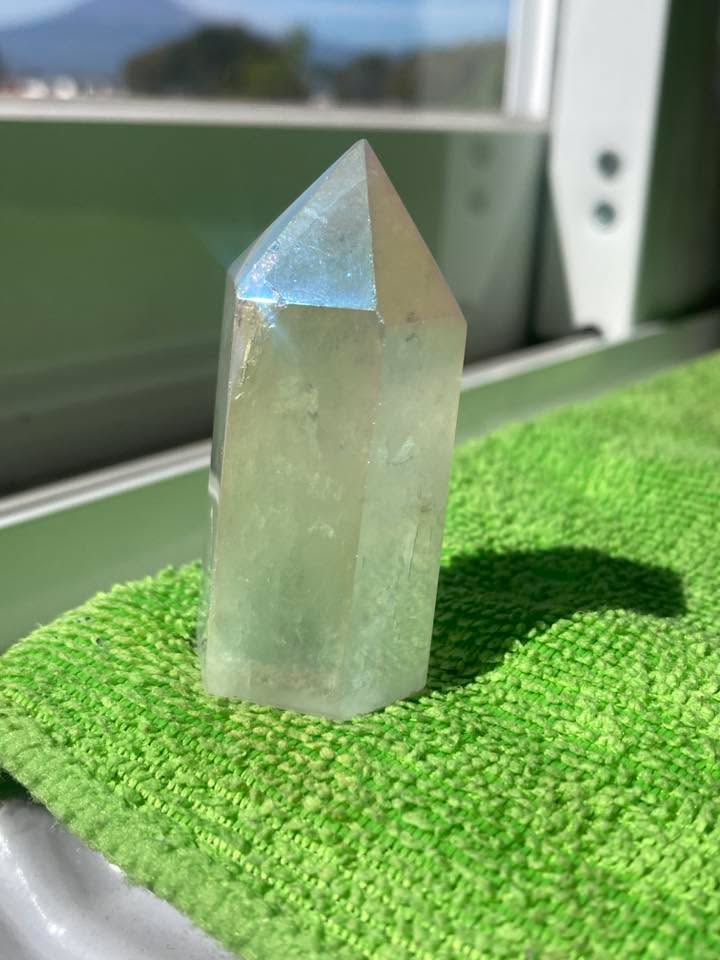 Torre de Cuarzo Aura (tratado con pigmentos minerales)