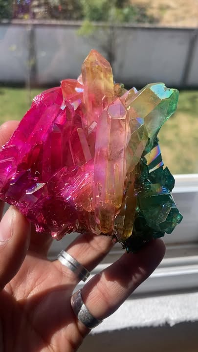 Cuarzo Aura Artesanal (tratado con pigmentos minerales)