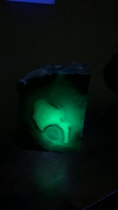 Lámina de Ágata Natural Fluorescente reacciona bajo luz UV en color verde 🟢