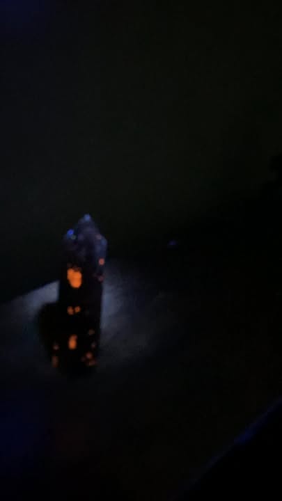 Torre de Yooperlita (Fluorescencia color naranja 🟠)