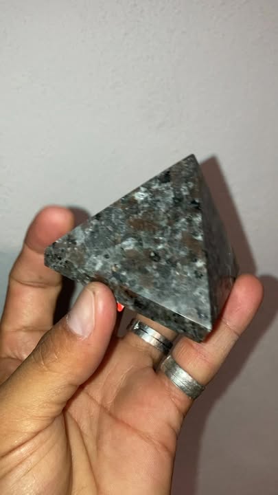Pirámide de Yooperlita (Fluorescencia color naranja 🟠)