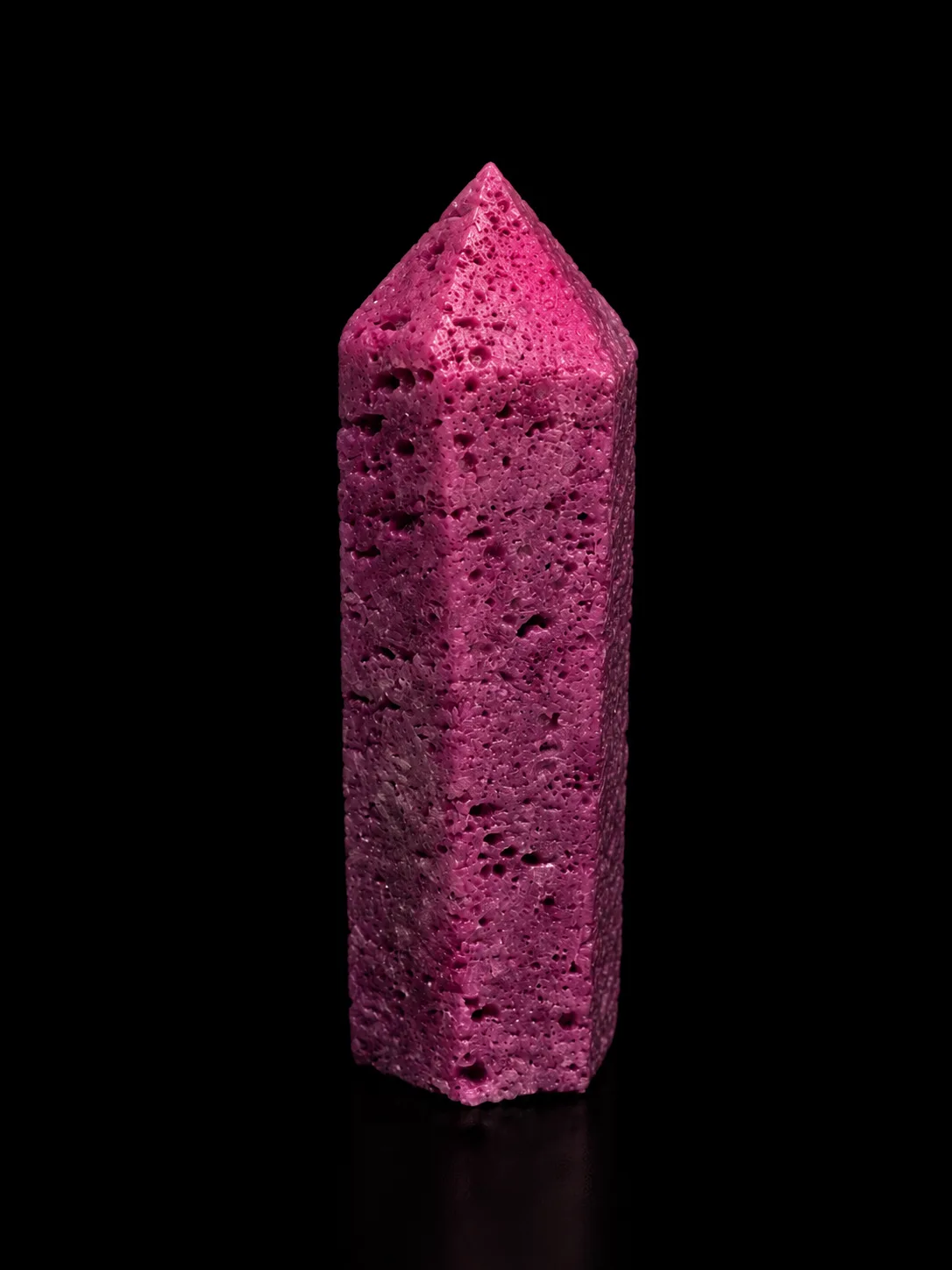 Torre de Rubí Panal en Corindón Natural | Mineral Decorativo de Colección Fluorescente